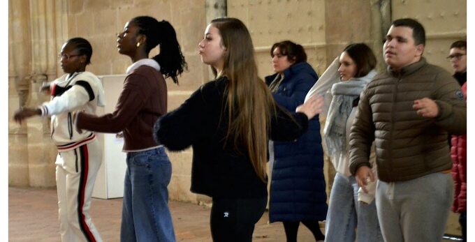 quarante-cinq-eleves-du-lycee-se-sont-inities-a-la-danse-contemporaine-avec-la-compagnie-passaros-photo-yvette-louis-1739819681.jpg